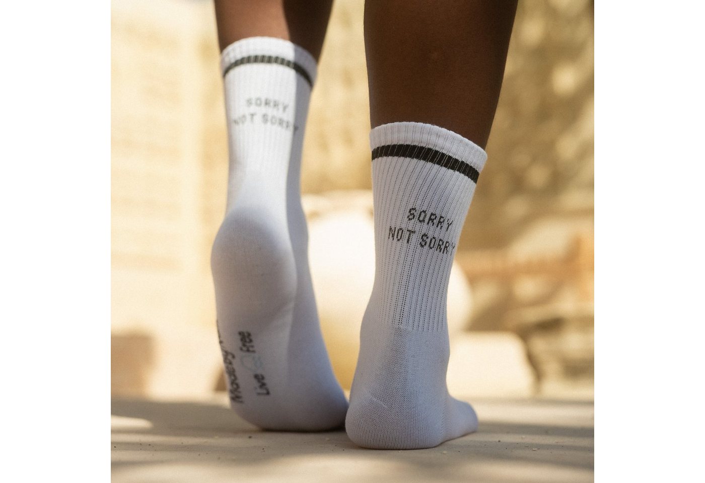 Made by Nami Tennissocken Weiße Tennissocken Atmungsaktive Crew Socks mit Sprüchen Retro Socken Lustige Socken mit Sprüchen Herren & Damen von Made by Nami