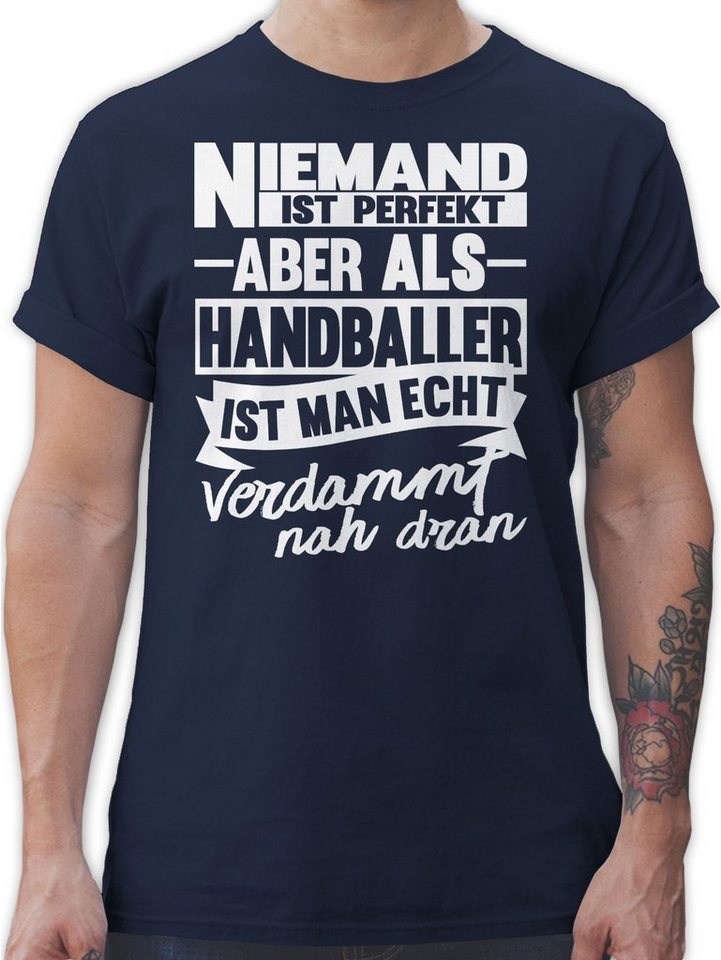 Shirtracer T-Shirt Niemand ist perfekt aber als Handballer ist man echt verdammt nah dran Handball WM 2023 Trikot Ersatz von Shirtracer