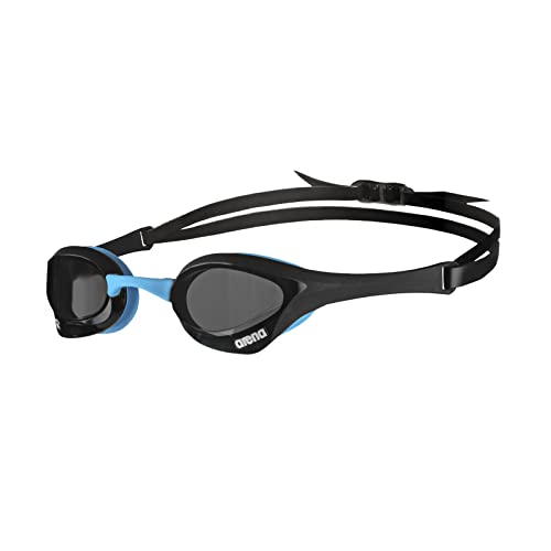 arena Cobra Ultra Swipe Unisex-Wettkampfbrille für Erwachsene, Schwimmbrille mit Gebogenen Gläsern, Anti-Beschlag, UV-Schutz, 5 Austauschbare Nasenstege, Dark Smoke-Black-Blue arena Cobra Ultra Swipe Unisex-Wettkampfbrille für Erwachsene, Schwimmbrille mit Gebogenen Gläsern, Anti-Beschlag, UV-Schutz, 5 Austauschbare Nasenstege, Dark Smoke-Black-Blue von ARENA