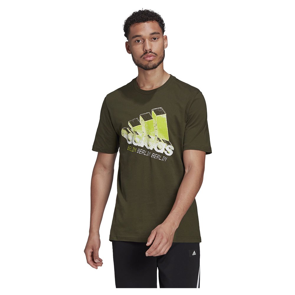 Adidas Berlin Logo Carrier Short Sleeve T-shirt Grün M Mann Adidas Berlin Logo Carrier Short Sleeve T-shirt Grün M Mann von Adidas