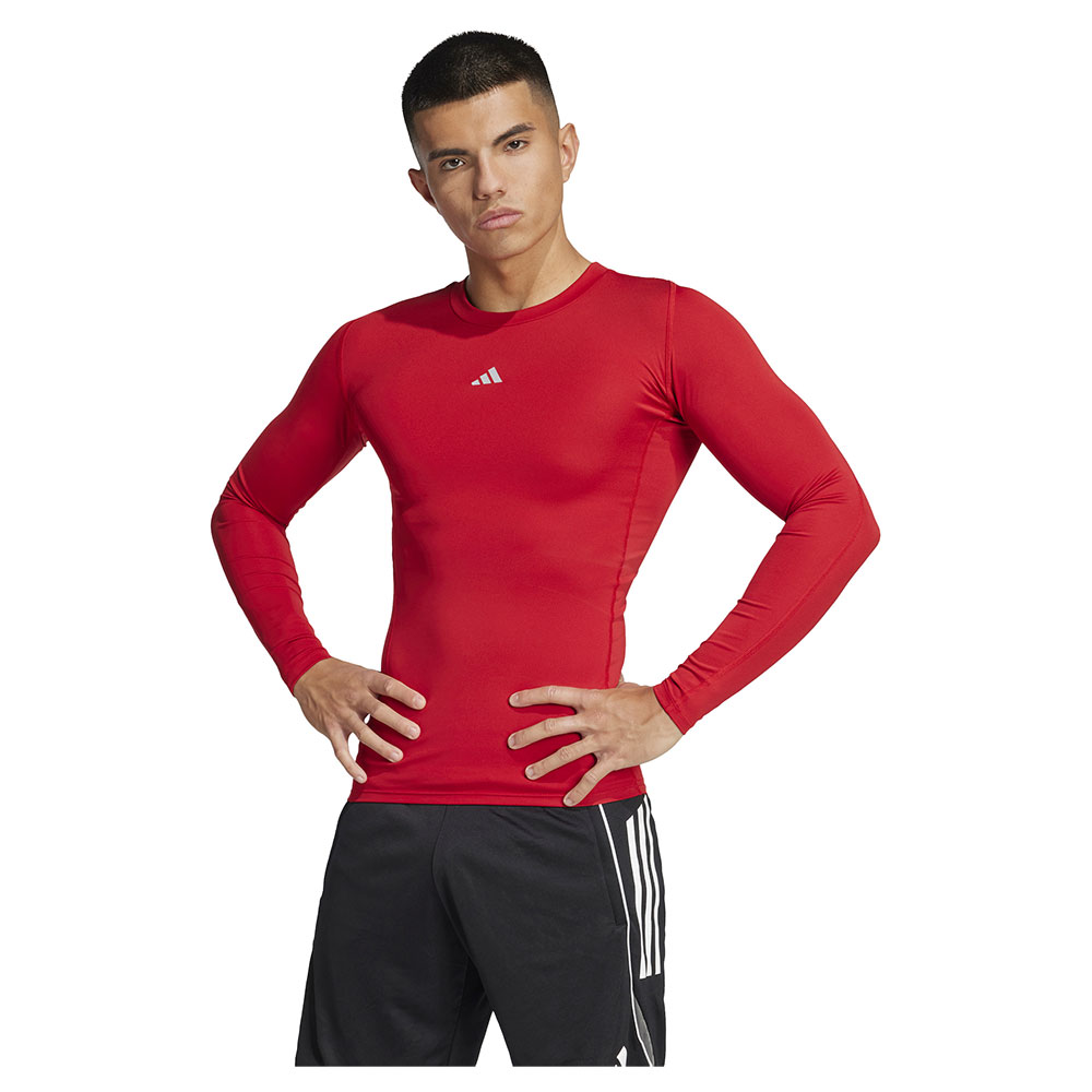 Adidas Techfit Long Sleeve T-shirt Rot M / Regular Mann Adidas Techfit Long Sleeve T-shirt Rot M / Regular Mann von Adidas