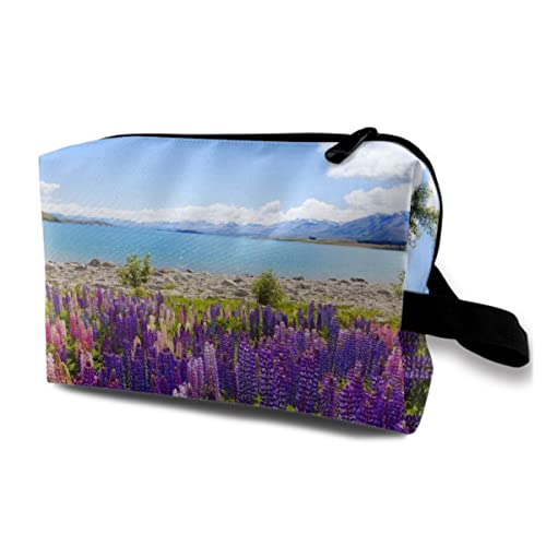 Damen-Make-up-Tasche, Feld der Lupinen-Wildblumen am Ufer des Lake Tekapo in Neuseeland, Reise-Kosmetiktasche, Reise-Kulturtasche von Ahdyr