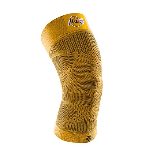 BAUERFEIND Kniebandage Sports Compression Knee Support NBA, 1 Unisex Sportkniebandage für Ballsportarten, Basketball Knie-Bandage in Gelb mit LA Lakers-Logo,XL BAUERFEIND Kniebandage Sports Compression Knee Support NBA, 1 Unisex Sportkniebandage für Ballsportarten, Basketball Knie-Bandage in Gelb mit LA Lakers-Logo,XL von BAUERFEIND