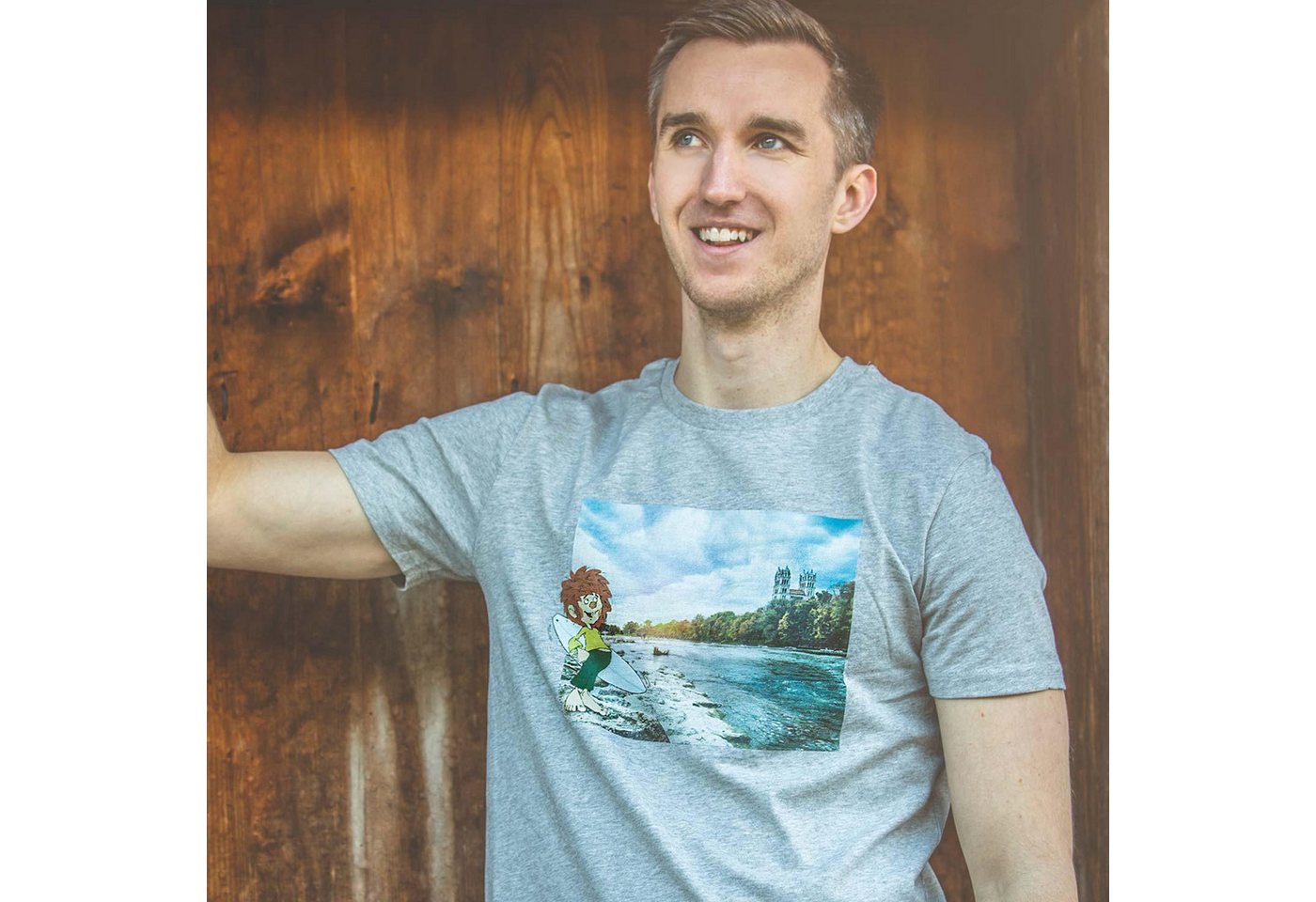 Bavariashop T-Shirt ®Pumuckl Herren T-Shirt Surfer-Kobold"" von Bavariashop