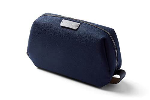 Dopp Bellroy Reise-Kulturbeutel, wasserfester Stoff (Toilettenbedarf, Parfüm, Rasierzubehör, Haarbürste, Zahnbürste), Marineblau, Toiletry Bellroy Kulturbeutel aus wasserabweisendem Stoff Dopp Bellroy Reise-Kulturbeutel, wasserfester Stoff (Toilettenbedarf, Parfüm, Rasierzubehör, Haarbürste, Zahnbürste), Marineblau, Toiletry Bellroy Kulturbeutel aus wasserabweisendem Stoff von Bellroy