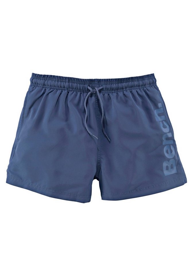 Bench. Badeshorts mit seitlichem Logoschriftzug Bench. Badeshorts mit seitlichem Logoschriftzug von Bench.