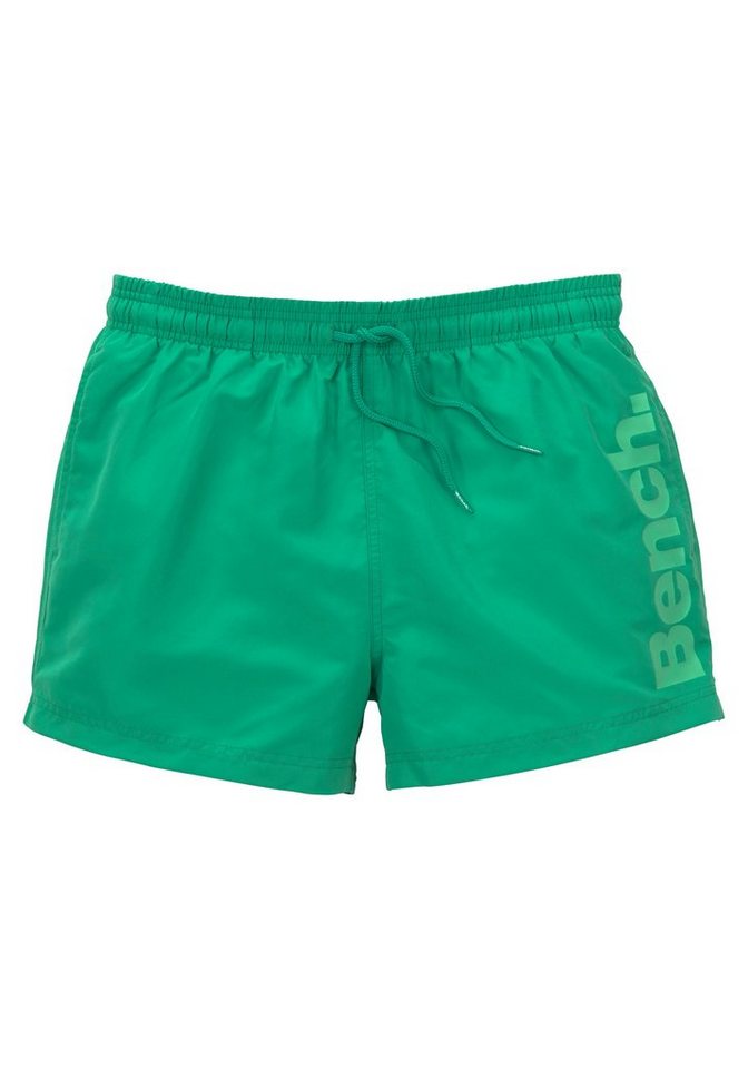Bench. Badeshorts mit seitlichem Logoschriftzug Bench. Badeshorts mit seitlichem Logoschriftzug von Bench.
