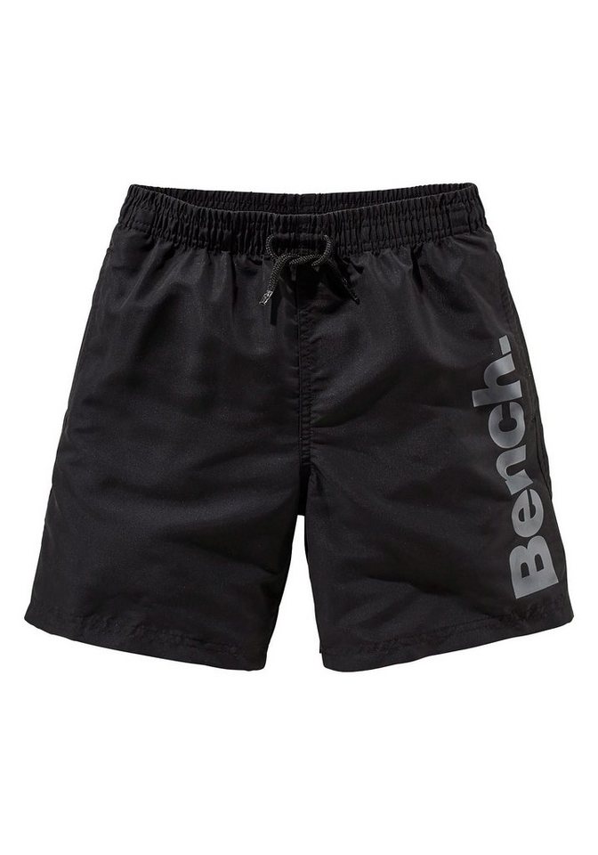 Bench. Badeshorts mit trendigem Logoschriftzug Bench. Badeshorts mit trendigem Logoschriftzug von Bench.