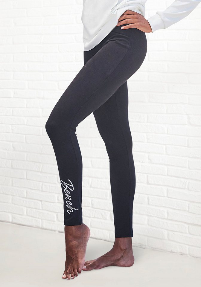 Bench. Loungewear Leggings mit glänzender Logostickerei von Bench. Loungewear