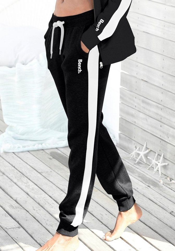 Bench. Loungewear Sweathose mit Seitenstreifen und schmalem Bein Bench. Loungewear Sweathose mit Seitenstreifen und schmalem Bein von Bench. Loungewear