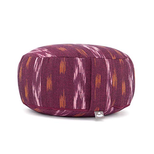 Bodhi Meditationskissen Rondo | Ethno Collection | Sitzkissen mit Tragegriff und abnehmbarem Bezug aus Baumwolle | Rundes Yogakissen mit Dinkelfüllung | Ikat-Webstoff (weinrot) Bodhi Meditationskissen Rondo | Ethno Collection | Sitzkissen mit Tragegriff und abnehmbarem Bezug aus Baumwolle | Rundes Yogakissen mit Dinkelfüllung | Ikat-Webstoff (weinrot) von Bodhi