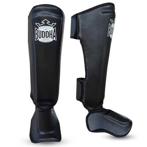 BUDDHA FIGHT WEAR – Episches Modell der Schienbeinschoner für Muay Thai, MMA und Kickboxen – Hergestellt aus Kunstleder der neuesten Generation – Widerstandsfähigere und verstärkte Nähte – Schwarz –S BUDDHA FIGHT WEAR – Episches Modell der Schienbeinschoner für Muay Thai, MMA und Kickboxen – Hergestellt aus Kunstleder der neuesten Generation – Widerstandsfähigere und verstärkte Nähte – Schwarz –S von Buddha Fight Wear