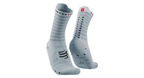 paar compressport pro racing socks v4 0 ultralight run high weis von Compressport