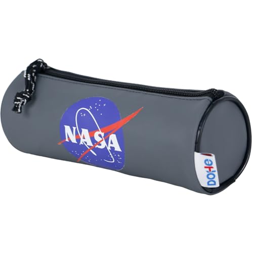 DOHE - Rundes Schulmäppchen - Reißverschluss, offiziell lizenziert, strapazierfähiges Polyester, 21x7,5x7,5 cm, Schulmaterial - NASA Grey - Grau DOHE - Rundes Schulmäppchen - Reißverschluss, offiziell lizenziert, strapazierfähiges Polyester, 21x7,5x7,5 cm, Schulmaterial - NASA Grey - Grau von DOHE