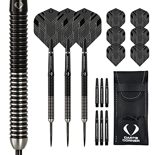 Darts Corner D0791 BlackFin | 26 g Dart-Set mit hochwertigem 90% Wolfram geradem Schaft und Stahlspitze, inklusive 6 Flights, 6 Stiele, Checkout-Karte und Aufbewahrungsetui, M1, Schwarz Darts Corner D0791 BlackFin | 26 g Dart-Set mit hochwertigem 90% Wolfram geradem Schaft und Stahlspitze, inklusive 6 Flights, 6 Stiele, Checkout-Karte und Aufbewahrungsetui, M1, Schwarz von Darts Corner