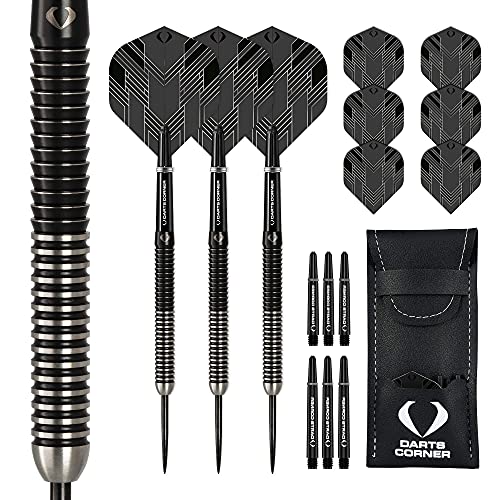 Darts Corner D0791 BlackFin | 26g Dartpfeile Set mit Premium 90% Tungsten Straight Barrel und Stahlspitze inkl. 6 Flights, 6 Schäften, Checkout-Karte und Aufbewahrungskoffer, M1, schwarz von Darts Corner