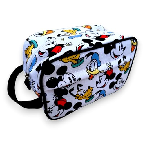 Disney Mickey Mouse Minnie Donald und Pluto Kulturbeutel. Großes Fassungsvermögen – mit seitlichem Griff und 2 Taschen. 25 x 16 x 13 cm. Mehrfarbig mit weißem Hintergrund Disney Mickey Mouse Minnie Donald und Pluto Kulturbeutel. Großes Fassungsvermögen – mit seitlichem Griff und 2 Taschen. 25 x 16 x 13 cm. Mehrfarbig mit weißem Hintergrund von Disney