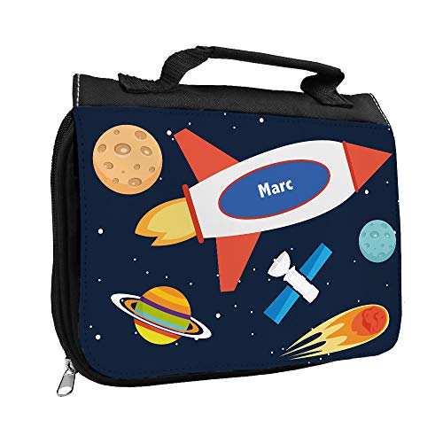 Kulturbeutel mit Namen Marc und Weltraum-Motiv mit Rakete und Planeten für Jungen | Kulturtasche mit Vornamen | Waschtasche für Kinder Kulturbeutel mit Namen Marc und Weltraum-Motiv mit Rakete und Planeten für Jungen | Kulturtasche mit Vornamen | Waschtasche für Kinder von Eurofoto