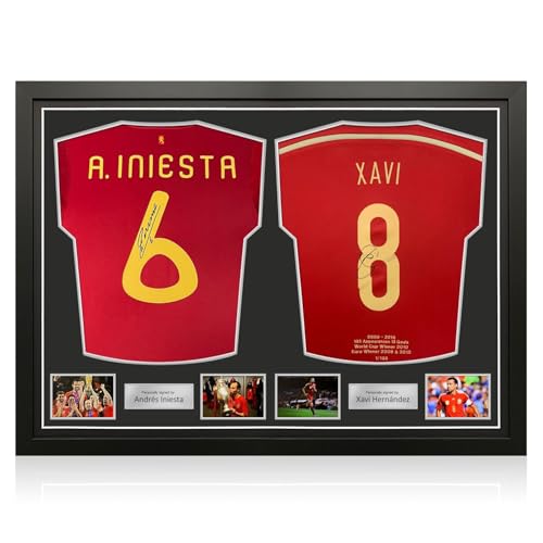 Exclusive Memorabilia Von Andres Iniesta und Xavi Hernandez signierte Spanien-Trikots. Gerahmt von Exclusive Memorabilia