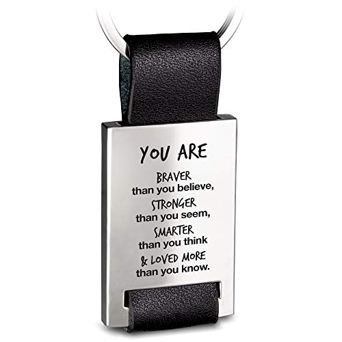 FABACH Leder Schlüsselanhänger mit Gravur - Gravierter Auto Glücksbringer Anhänger - Motivation für Ihren Lieblingsmensch - You are braver, stronger, smarter & loved more than you know FABACH Leder Schlüsselanhänger mit Gravur - Gravierter Auto Glücksbringer Anhänger - Motivation für Ihren Lieblingsmensch - You are braver, stronger, smarter & loved more than you know von FABACH