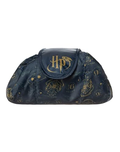 Harry Potter Damen Schminktasche | Marineblaue Damen-Kosmetiktasche mit Hogwarts-Logo im Allover-Print | Reise-Kosmetiketui fur Erwachsene und Jugendliche Harry Potter Damen Schminktasche | Marineblaue Damen-Kosmetiktasche mit Hogwarts-Logo im Allover-Print | Reise-Kosmetiketui fur Erwachsene und Jugendliche von Harry Potter