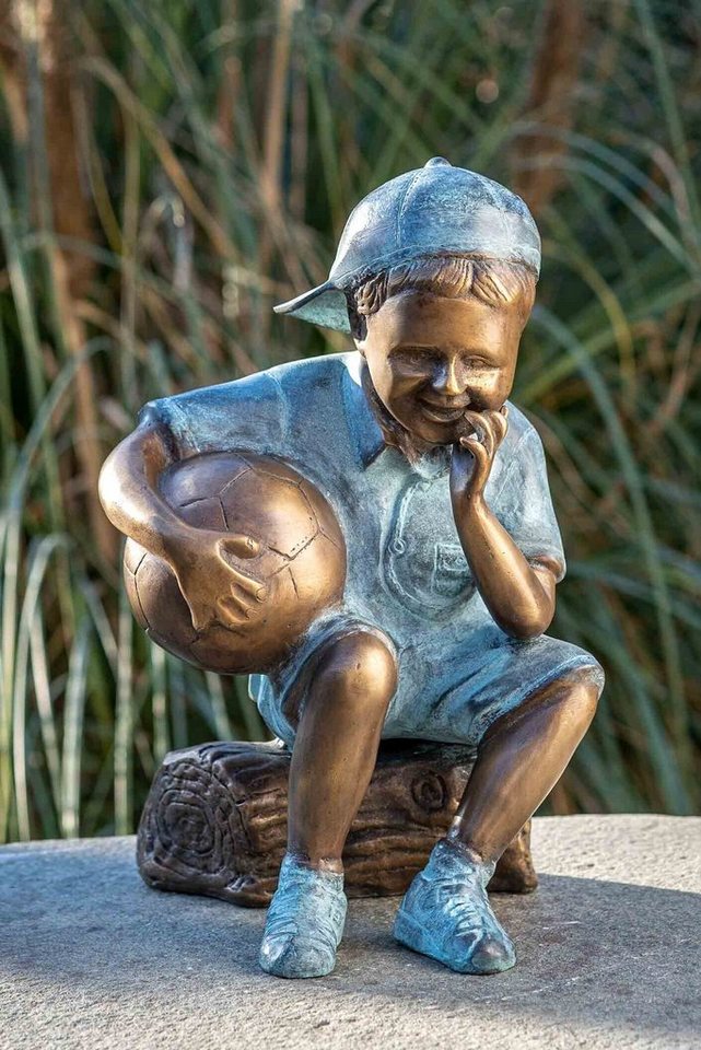IDYL Gartenfigur IDYL Bronze-Skulptur Junge mit einem Ball, Bronze – sehr robust – Langlebig – witterungsbeständig gegen Frost, Regen und UV-Strahlung. Die Modelle werden in Wachsausschmelzverfahren in Bronze gegossen und von Hand patiniert. IDYL Gartenfigur IDYL Bronze-Skulptur Junge mit einem Ball, Bronze – sehr robust – Langlebig – witterungsbeständig gegen Frost, Regen und UV-Strahlung. Die Modelle werden in Wachsausschmelzverfahren in Bronze gegossen und von Hand patiniert. von IDYL