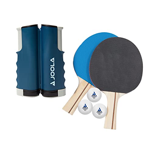 JOOLA Einziehbares Tischtennisnetz – Ping Pong Netz für jeden Tisch – Tragbares Tischtennisnetz und Pfosten Set dehnbar 15 cm & klemmt an jeden Tisch bis zu 5 cm – optionales Schläger- und Ball-Set, Spiele für Familie von JOOLA