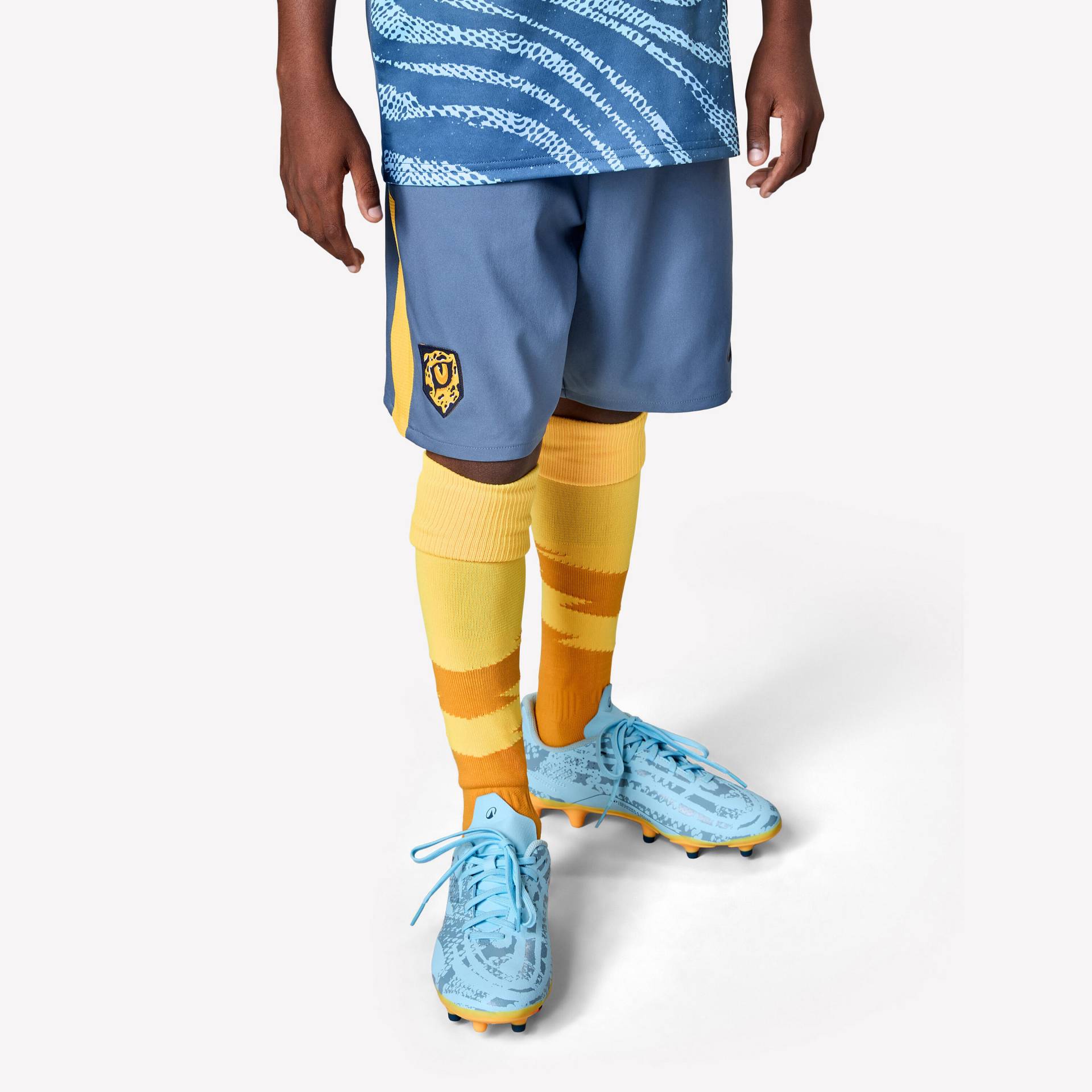 Kinder Fußball Shorts - VIRALTO Kids grau mit orangem Streifen Kinder Fußball Shorts - VIRALTO Kids grau mit orangem Streifen von KIPSTA