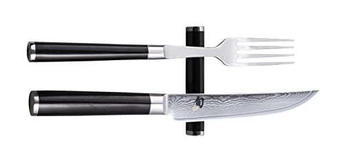 KAI Shun Classic japanisches Besteck Set 3 Teilig - Steakmesser 12 cm Klingenlänge Damast 32 Lagen VG MAX Kern - 61 (±1) HRC + Gabel aus hochwertigem Edelstahl + Messerbänkchen - Pakkaholzgriff KAI Shun Classic japanisches Besteck Set 3 Teilig - Steakmesser 12 cm Klingenlänge Damast 32 Lagen VG MAX Kern - 61 (±1) HRC + Gabel aus hochwertigem Edelstahl + Messerbänkchen - Pakkaholzgriff von KAI