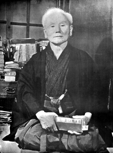 Kamikaze Poster Master Gichin Funakoshi, Black And White, 45X60 cm by Kamikaze Kamikaze Poster Master Gichin Funakoshi, Black And White, 45X60 cm by Kamikaze von Kamikaze