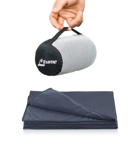 Litume Ultraleichte Reisedecke und atmungsaktiv, 170 x 122 cm weiche Flugzeugdecke für Reisende, Faltbare Campingdecke mit Packsack für Reisen, Bahn, Flugzeug, Auto, Camp Litume Ultraleichte Reisedecke und atmungsaktiv, 170 x 122 cm weiche Flugzeugdecke für Reisende, Faltbare Campingdecke mit Packsack für Reisen, Bahn, Flugzeug, Auto, Camp von Litume