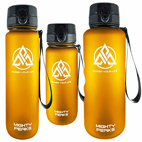 MIGHTY PEAKS Auslaufsichere 1l Trinkflasche aus Tritan, BPA-frei - Für Wasser (auch mit Kohlensäure), inkl. Fruchteinsatz & Schlaufe - Große Öffnung, rutschfeste Oberfläche 1l Honig-Gelb Orange von MIGHTY PEAKS