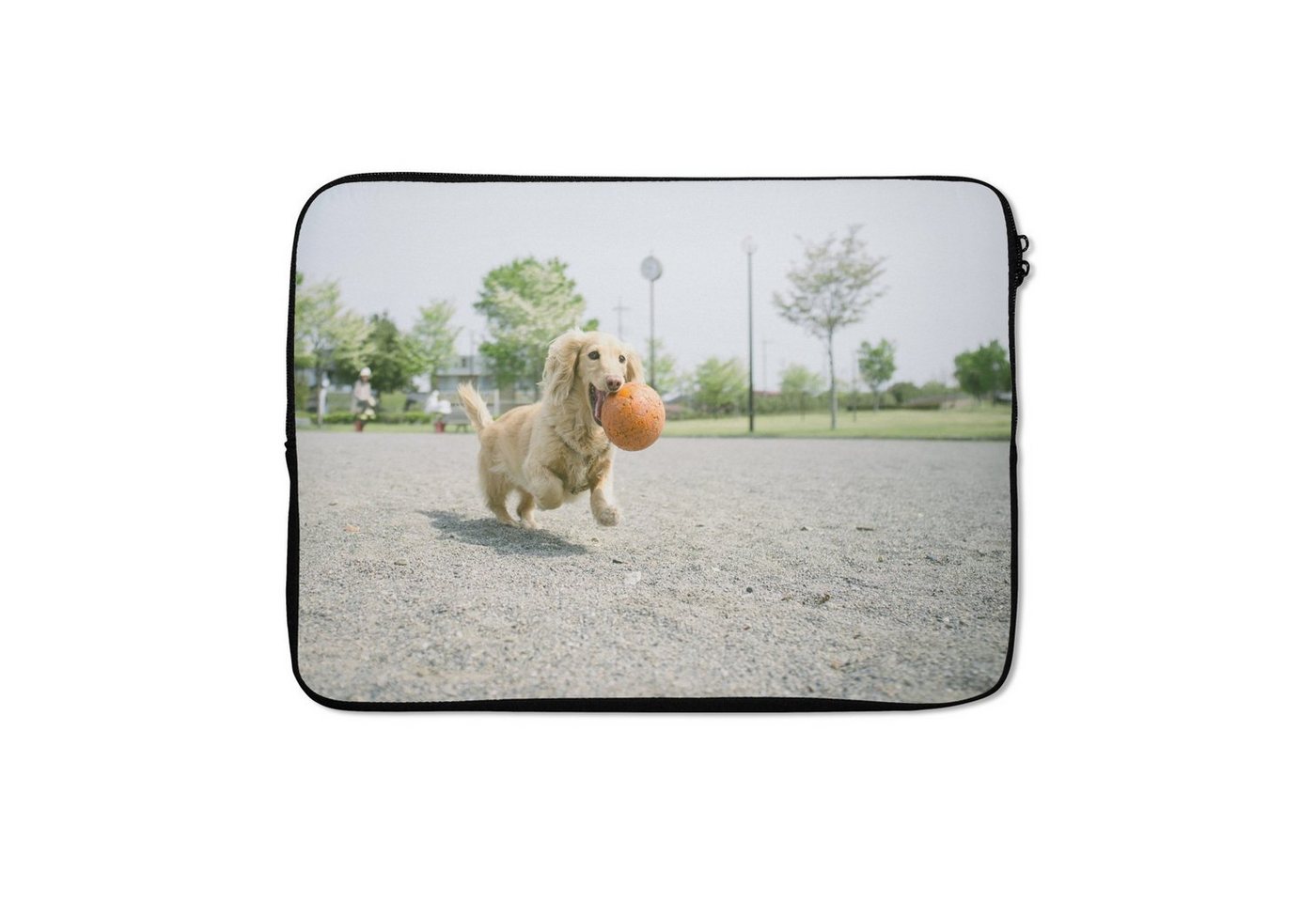 MuchoWow Laptop-Hülle Ein weißer Dackel spielt mit einem Ball MuchoWow Laptop-Hülle Ein weißer Dackel spielt mit einem Ball von MuchoWow