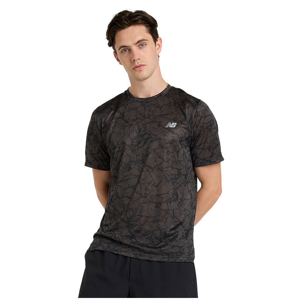 New Balance Athletics Printed Short Sleeve T-shirt Schwarz M Mann New Balance Athletics Printed Short Sleeve T-shirt Schwarz M Mann von New Balance