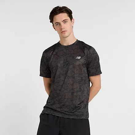 New Balance Lauf T-Shirt Athletics Printed - Schwarz New Balance Lauf T-Shirt Athletics Printed - Schwarz von New Balance