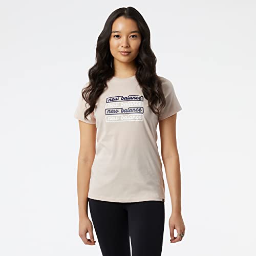 New Balance Sport Script Graphic T-Shirt, Damen New Balance Sport Script Graphic T-Shirt, Damen von New Balance