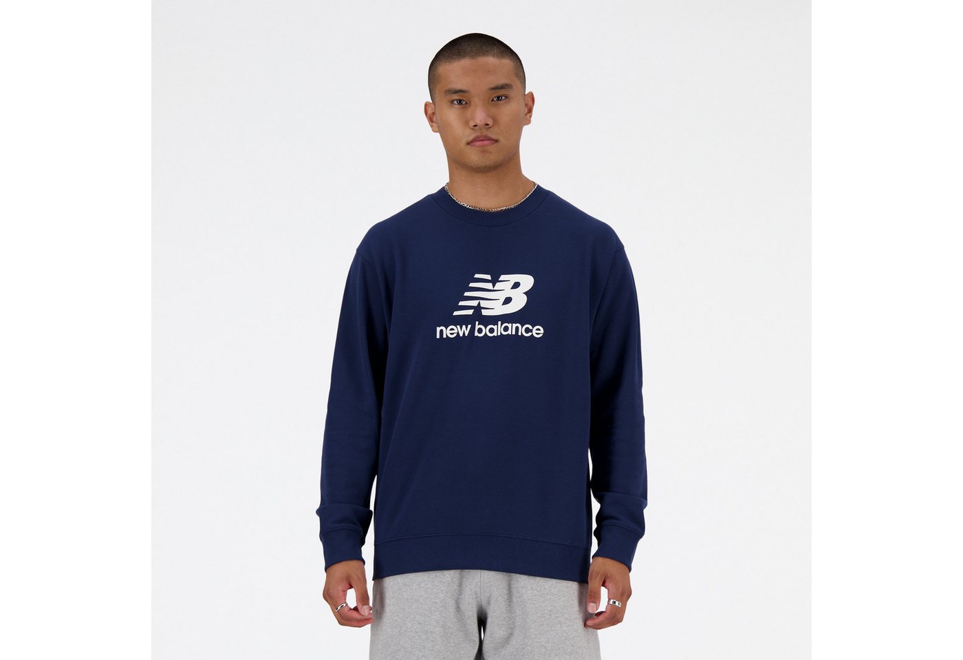 New Balance Sweatshirt SPORT ESSENTIALS FRENCH TERRY LOGO CREW New Balance Sweatshirt SPORT ESSENTIALS FRENCH TERRY LOGO CREW von New Balance
