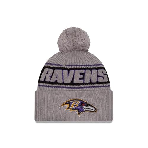 New Era Baltimore Ravens NFL 2024 Sideline Sport Knit Grau Bommelmütze - One-Size New Era Baltimore Ravens NFL 2024 Sideline Sport Knit Grau Bommelmütze - One-Size von New Era