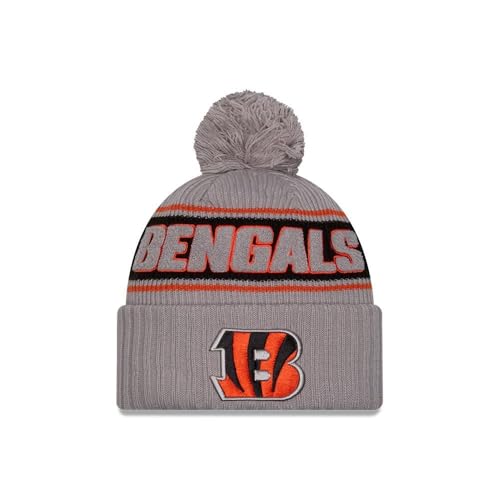 New Era Cincinnati Bengals NFL 2024 Sideline Sport Knit Grau Bommelmütze - One-Size New Era Cincinnati Bengals NFL 2024 Sideline Sport Knit Grau Bommelmütze - One-Size von New Era