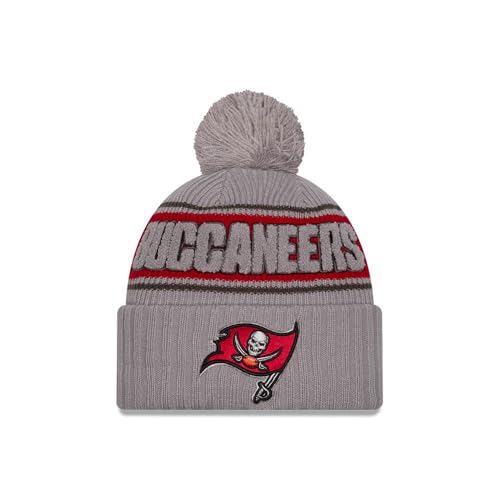 New Era Tampa Bay Buccaneers NFL 2024 Sideline Sport Knit Grau Bommelmütze - One-Size New Era Tampa Bay Buccaneers NFL 2024 Sideline Sport Knit Grau Bommelmütze - One-Size von New Era
