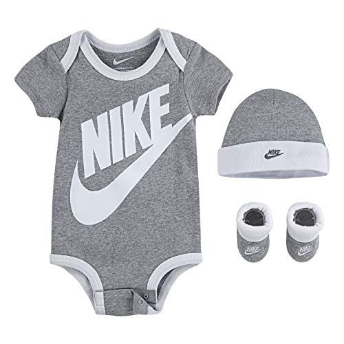 Nike Baby-Jungen Hat, Bodysuit and Bootie Three Piece Set Socken, Graue Sportbekleidung, 0-6 Monate von Nike