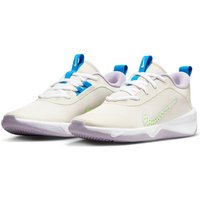 NIKE Omni Multi-Court Hallenschuhe Kinder 106 - lt orewood brn/barely volt/lilac bloom 36 von Nike