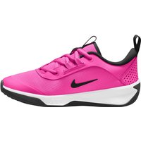 NIKE Omni Multi-Court Hallenschuhe Kinder 602 - laser fuchsia/black-white 35.5 von Nike