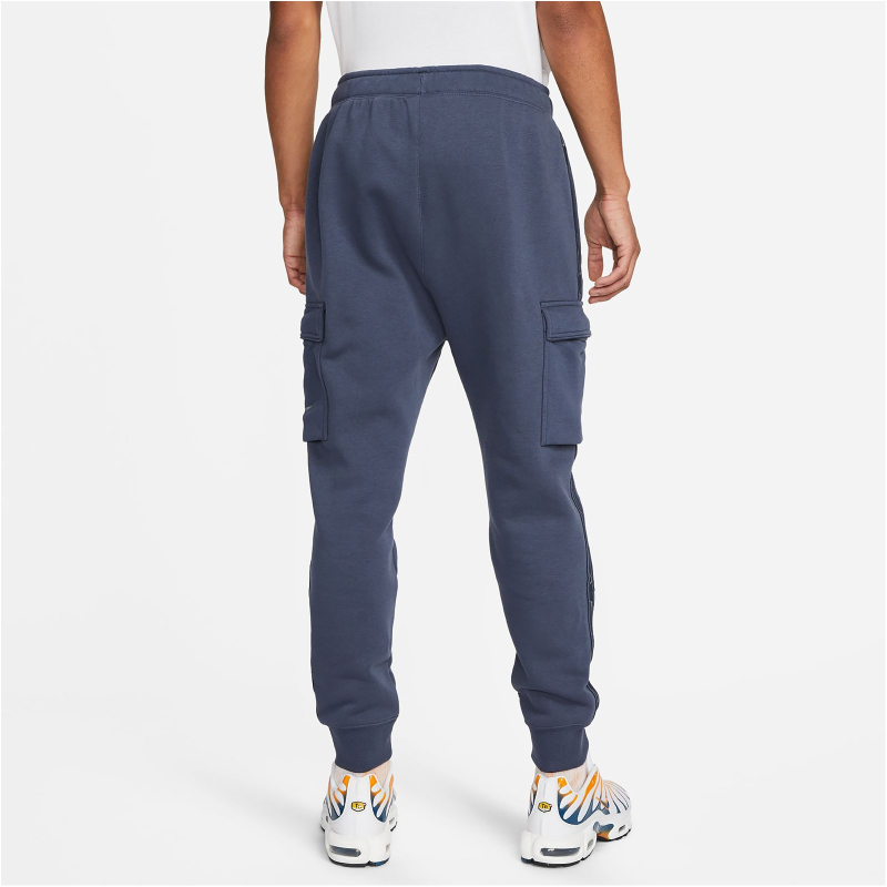 NIKE Sportswear Repeat Fleece Cargohose Herren 437 - thunder blue/mtlc cool grey L von Nike