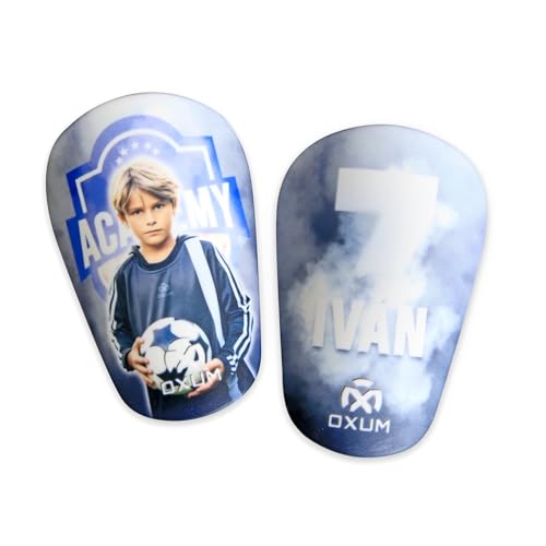 Airlite Team Serie – Mini-Schienbeinschoner für Kinder & Erwachsene mit Nummer, Foto, Name & Wappen. Inkl. Geschenkbeutel. Größe: M 10x6cm / S 8,3x5,5cm. Airlite Team Serie – Mini-Schienbeinschoner für Kinder & Erwachsene mit Nummer, Foto, Name & Wappen. Inkl. Geschenkbeutel. Größe: M 10x6cm / S 8,3x5,5cm. von OXUM