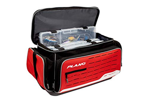 Plano Weekend Series 3700 Deluxe Tackle Case, groß, roter Stoff, inkl. 2 3700 Aufbewahrungsboxen, weiche Angelausrüstungstasche, Premium-Aufbewahrung von PLANO
