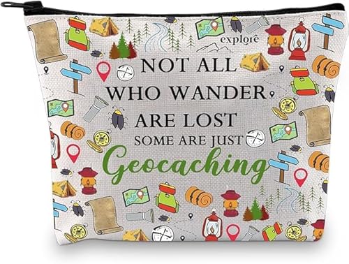 PXTIDY Geocaching-Geschenk für Geocacher, Geschenk "Not All Who Wander are Lost Some are Just Geocaching", Make-up-Tasche, Outdoor-Liebhaber, Geschenk, beige, Einheitsgröße, Kosmetiktasche PXTIDY Geocaching-Geschenk für Geocacher, Geschenk "Not All Who Wander are Lost Some are Just Geocaching", Make-up-Tasche, Outdoor-Liebhaber, Geschenk, beige, Einheitsgröße, Kosmetiktasche von PXTIDY