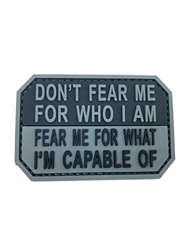 Don't Fear Me for Who I Am Taktisch PVC Klett Emblem Abzeichen Patch (Schwarz) von Patch Nation