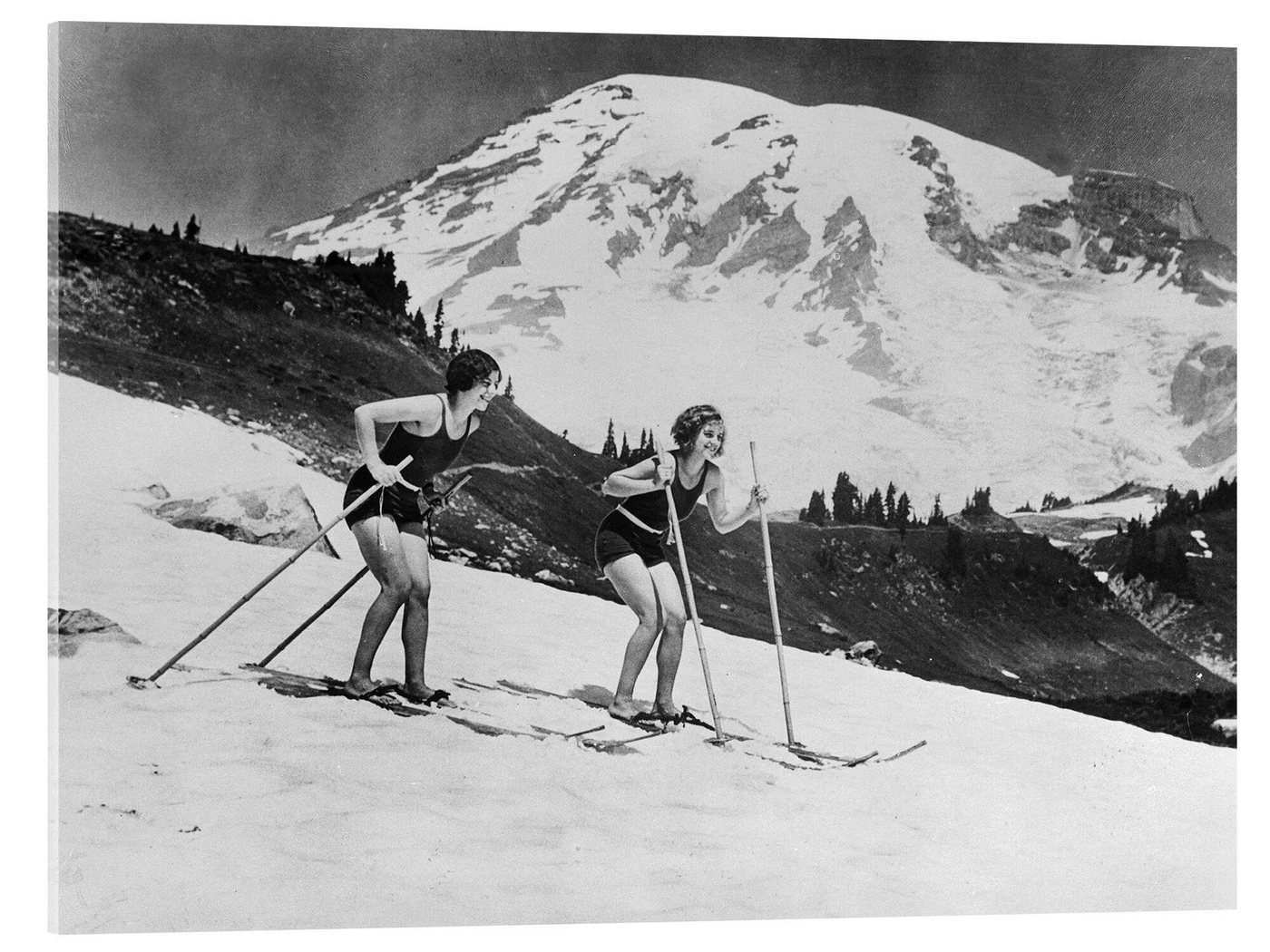 Posterlounge Acrylglasbild Vintage Ski Collection, Skifahren im Badeanzug, 1930, Vintage Fotografie von Posterlounge