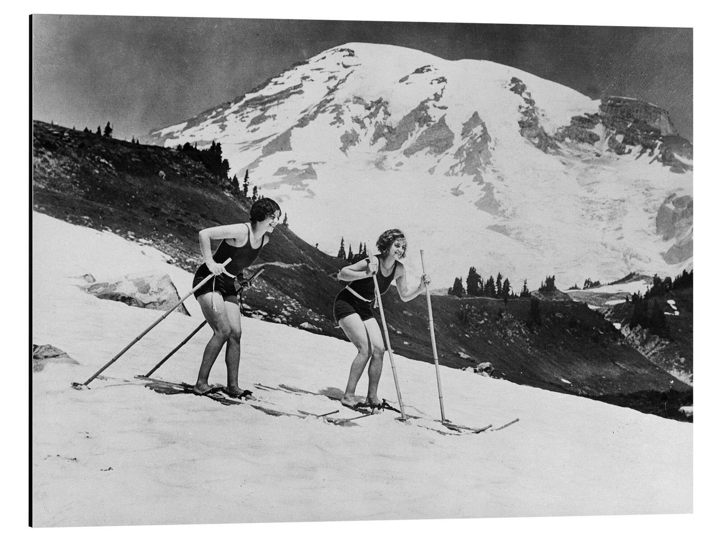 Posterlounge Alu-Dibond-Druck Vintage Ski Collection, Skifahren im Badeanzug, 1930, Vintage Fotografie Posterlounge Alu-Dibond-Druck Vintage Ski Collection, Skifahren im Badeanzug, 1930, Vintage Fotografie von Posterlounge